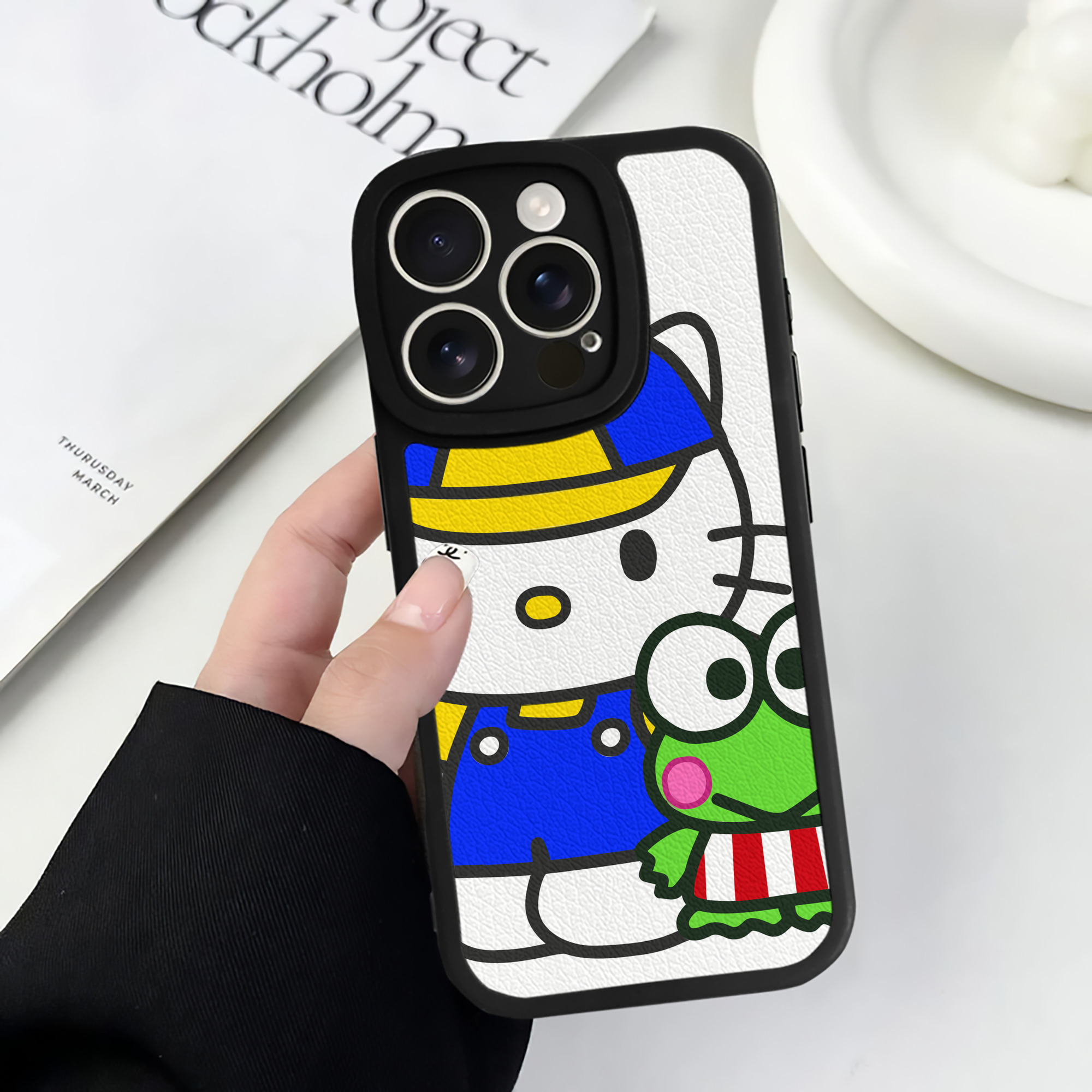 （画像用） Hello Kitty ハローキティ 【iPhone 16シリーズ対応】シリコンスマホケース（レザー調） 材質：シリコン
